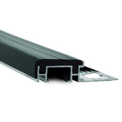 Protector de escalon Aluminio/PVC negro - Atrim - 10x30 2.5m - 3924